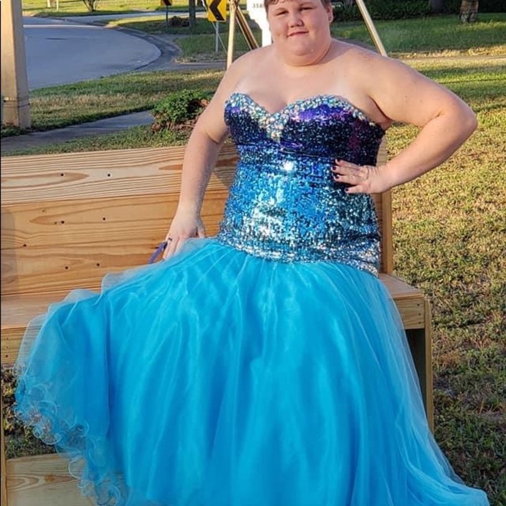 Dresses - Picture 2 of 4